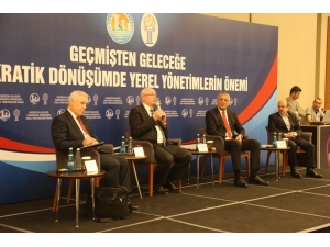 Başkan Kurt, Mezitli Belediyesi Tarafından Düzenlenen Panelde Konuştu