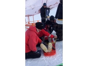 Düşerek Yaralanan Kayakçı Hastaneye Kaldırıldı