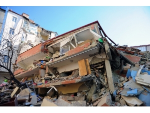 Çöken Binanın Çevresindeki Binalarda Büyük Hasar Meydana Geldi