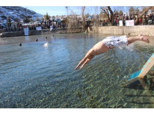 Soğuk Havada Buz Gibi Suya Girdiler