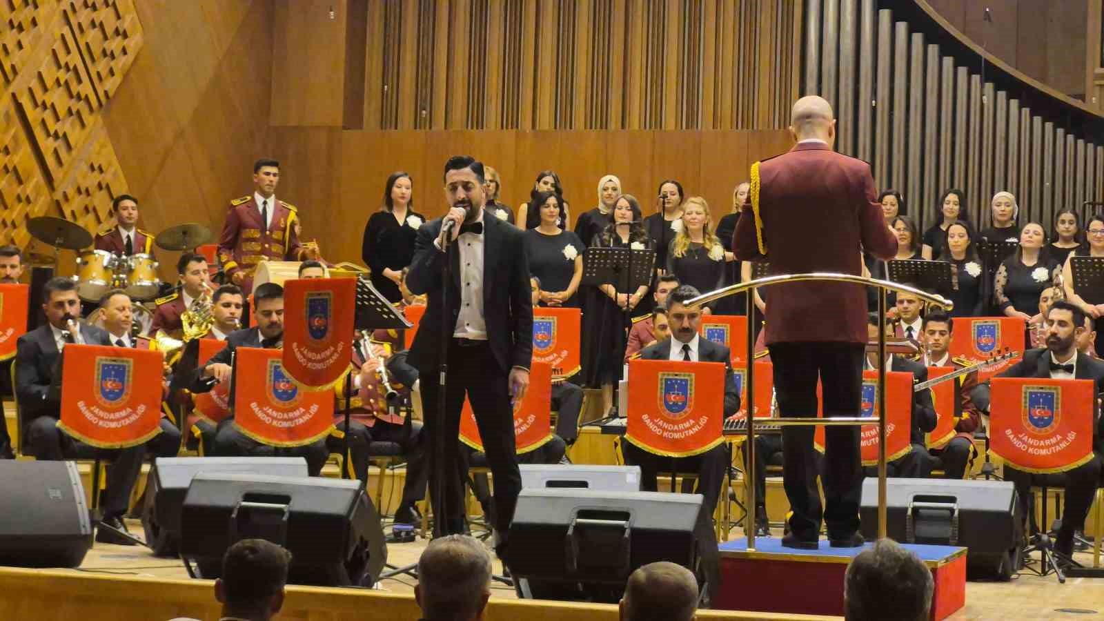 ankara-da-jandarma-bandosu-ve-hastane-personelinden-ortak-konser