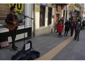 Giresun’da Sokak Müzisyenleri Depremzedeler İçin Çaldı