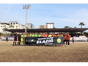 Erdemli’de Futbolcular Açtıkları Pankartla Elazığ Depreminin Acısını Paylaştı