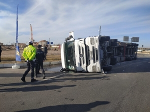 Virajı Alamayan Tır Devrildi: 1 Yaralı