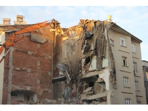 Elazığ’da 11 Kişinin Öldüğü 2 Binanın Enkazı Kaldırılıyor