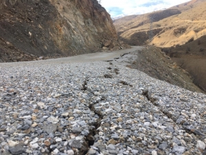 Dev Kaya Parçaları Depremden Sonra Yolu Kapattı