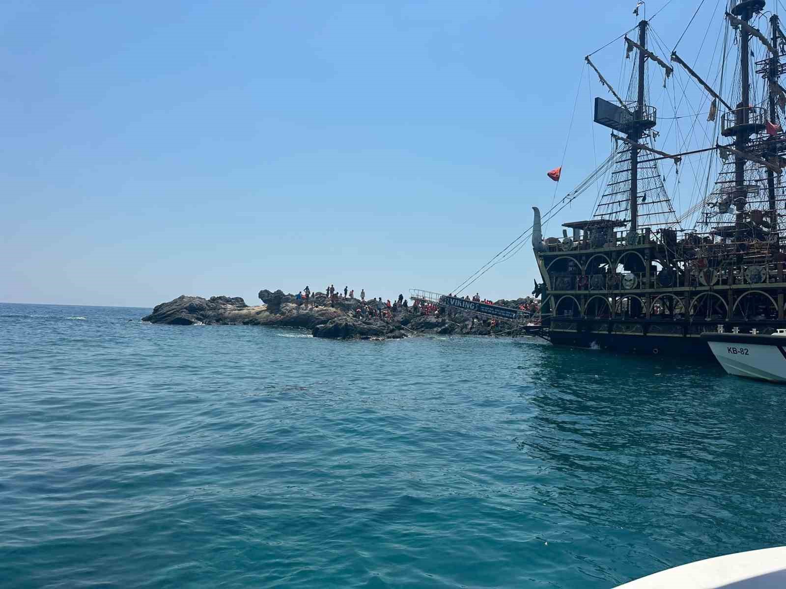 gezi-teknesi-su-aldi-100-yolcu-tahliye-edildi