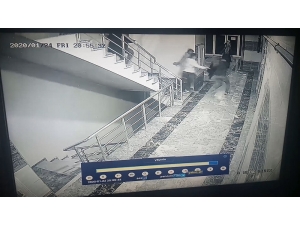 Deprem Sırasından Bir Sitede Yaşanan Panik Anları Kameralara Yansıdı