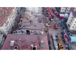 Deprem Alanında Sabahın İlk Işıklarıyla Aramalara Devam Edildi