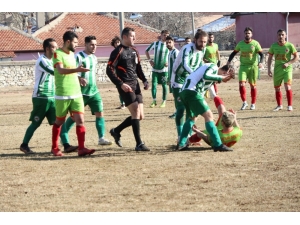 Amatör Maçta 11 Sarı 2 Kırmızı Kart Çıktı