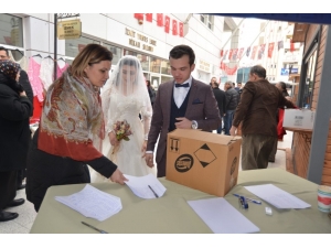 Dünya Evine Giren Çiftler En Mutlu Günlerinde Depremzedeleri Unutmadı