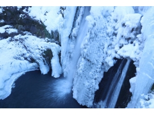 Buz Tutan Şelale Güzel Görüntüler Oluşturdu