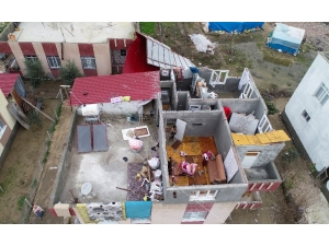 Evlerinin Çatısı Uçan Aileye Devlet Sahip Çıktı