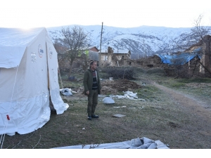 Depremzedeler Geceyi Çadırda Geçiriyor