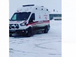Ambulansla Karlı Zeminde Drift
