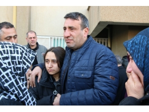 Elini Tutamadığı İçin Oğlu Ölen Baba Kızının Elini Bırakmadı