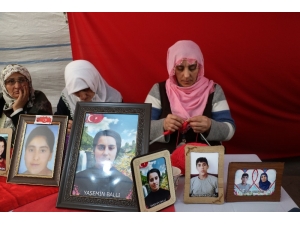 Elazığ’daki Depremzedelere Bir Destek De Evlat Nöbetindeki Annelerden