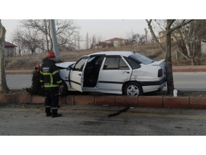 Otomobil Ağaç İle Direk Arasına Sıkıştı: 2 Yaralı