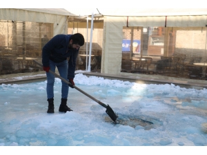 Buzla Kaplanan Süs Havuzunun Yüzeyini Çekiç Ve Kürekle Kırdılar