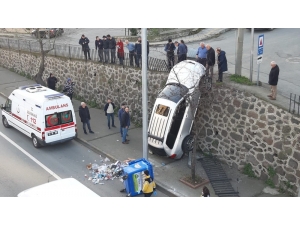 Trabzon’da İlginç Kaza: Duvarda Asılı Kaldı