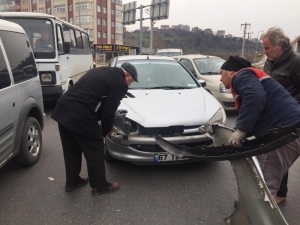 Otomobil Tıra Arkadan Çarptı