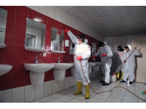 Belediye Ekipleri Okul Tuvaletlerini Temizleyerek İlaçlıyor