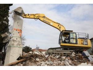 Manisa’da Depremde Ağır Hasar Gören Caminin Yıkımı Yapıldı