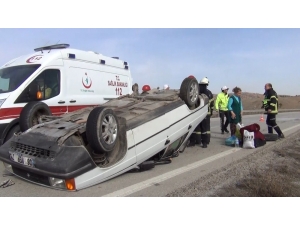 Tekeri Kopan Otomobil Ters Devrildi: 2 Yaralı