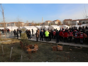 Emniyet Genel Müdürü Aktaş Depremzedelere Kumanya Dağıttı