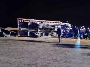 Arızalanan 2 Otomobili Taşıyan Çekici Devrildi: 2 Ölü, 6 Yaralı