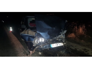 Kamyonetle Otomobil Çarpıştı: 6 Yaralı