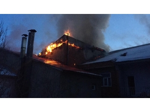 Karlıova’da İş Yerinin Çatısı Yandı