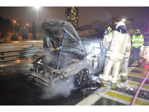 Fatih Sultan Mehmet Köprüsü Girişinde Otomobil Alev Alev Yandı