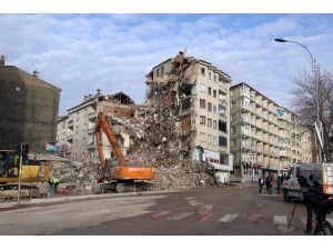 Elazığ’da Hasarlı Binalarda Yıkım Çalışmaları Sürüyor