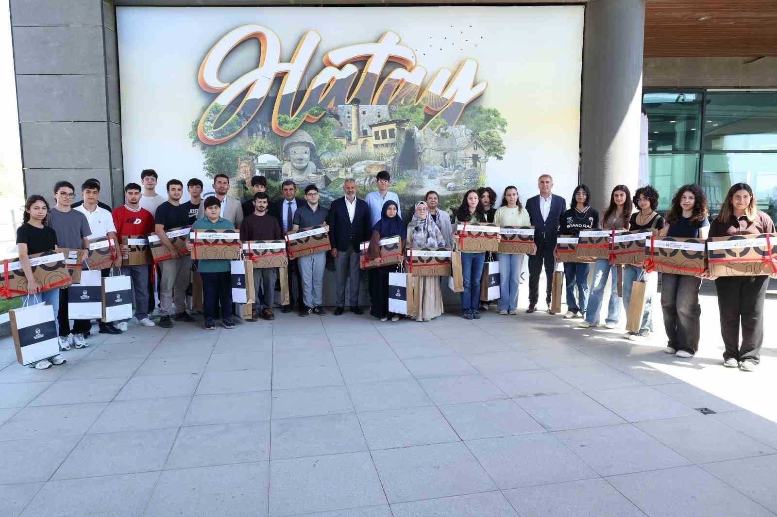 hatay-in-basarili-gencleri-odullerini-baskan-onturk-ten-aldi