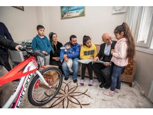 Başkan Soyer’den Başarılı Ortaokul Öğrencisine Bisiklet Hediyesi