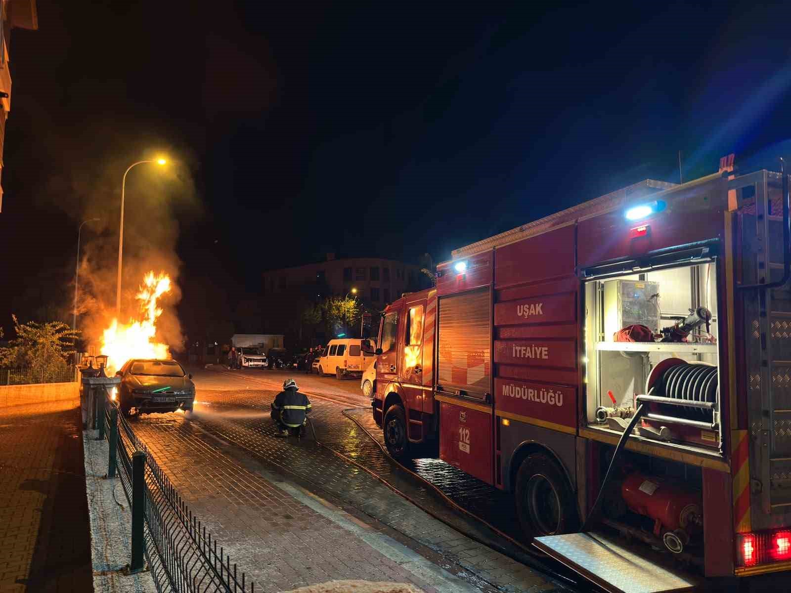 usak-ta-park-halindeki-otomobilde-cikan-yangin-sonduruldu