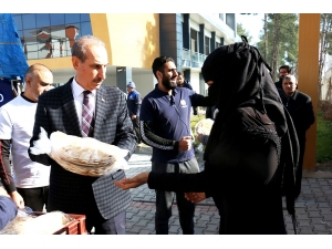 Kuveyt Ve İngiltere Merkezli Dernekler Akçakale’de Ekmek Dağıttı