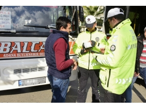 Polis Yolcu Kılığına Girip Kurallara Uymayan Şoförlere Ceza Kesti