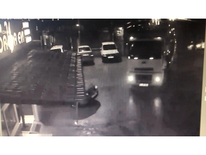 Sürücüsüz Tır Garaja Bir Eve Böyle Girdi