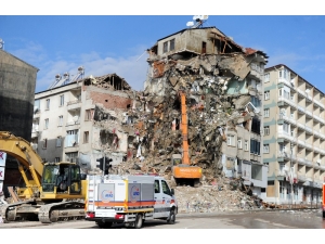 Depremde Ağır Hasar Gören Binalar Kontrollü Olarak Yıkılıyor