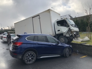 Avcılar’da Sitenin Bahçesine Uçan Kamyon Kamerada