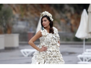 Kitap Sayfalarından Oluşan Gelinlik Satıldı, Geliri Elazığ’a Bağışlandı