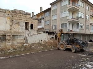 Nevşehir’de Metruk Binalar Yıkılıyor