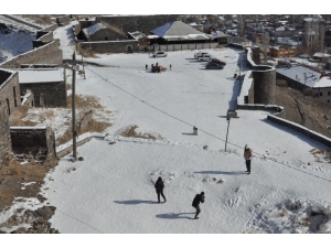 Kars Kalesi Ziyaretçi Akınına Uğruyor