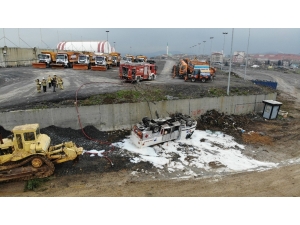 İbb’nin Mazot Tankeri Beş Metrelik Duvardan Aşağıya Devrildi, Faciadan Dönüldü