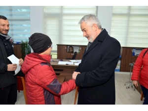 Devletten Aldığı 80 Liralık Bursunu Depremzedelere Bağışladı