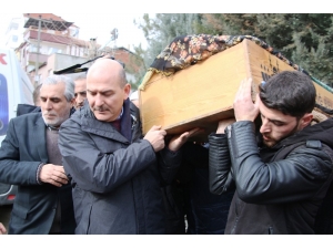 Enkazdan Son Çıkartılan Yaşlı Kadının Cenaze Namazı Kılındı