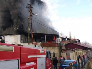 Bir Evde Çıkan Yangın Başka Bir Eve Sıçradı, İtfaiye Seferber Oldu