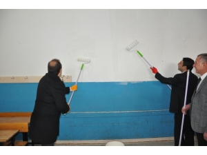 Vali Pehlivan Okulda Boya Yaptı